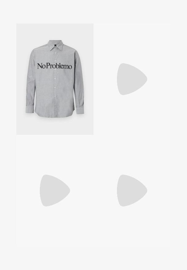 Camicia grigia con bottone, colletto, maniche lunghe e la scritta "No Problemo" stampata in grande testo nero sulla parte anteriore. Tessuto liscio e leggero.; Jeans in denim nero con vestibilità dritta. Presentano aree sbiadite, leggeri segni di usura, classico design a cinque tasche e chiusura con bottone.; Sneaker in pelle bianca con una finitura liscia, punta rotonda, lacci piatti e suola testurizzata. Presenta un logo discreto sul tallone.; Occhiali da sole neri rotondi con lenti scure e sottili bracci in metallo. Include punte trasparenti e accenti argentati alla cerniera. Design minimalista.