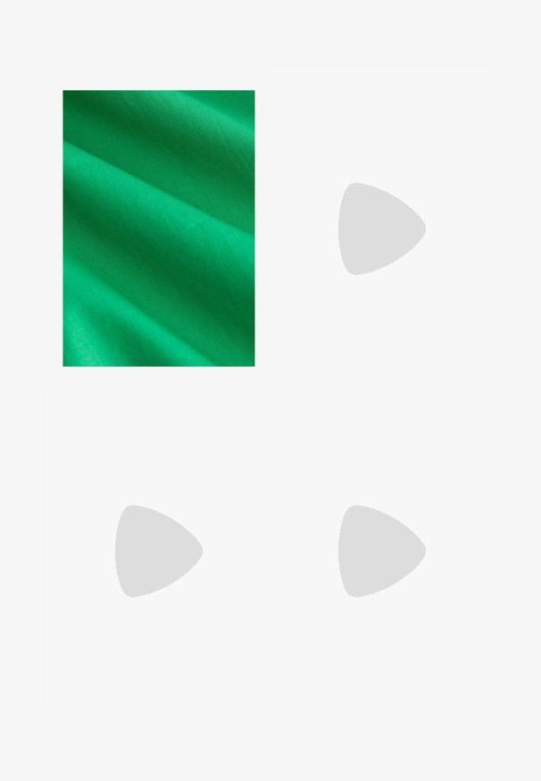 Erkroheline kangas, millel on sile tekstuur, pehmed langevad volangid ja õrn sära, mis kuvab ühtlast värvi ilma mustrite või aksessuaarideta.; Mustad kõrge vöökohtadega teksad, millel on nööp ja lukuga sulgemine, esikäe taskud ja laienevad sääred, asetatud tasasele valgele taustale.; Even&Odd Kõrge kontsaga sandaalid - light green; Mustmust mustraha kõverate joontega, eemaldatava rihmaga ja kuldsete detailidega. Kotil on klapp, millel on pandladetail.