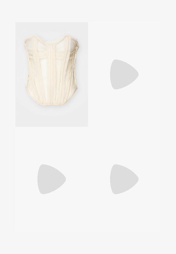 Jaded London BONED CORSET - Bluza - nude; Visoke črne-denim hlače z širokim krojem, zasnovane s petimi žepi in vidnimi šivi. Tkanina ima gladek, rahlo teksturiran videz.; Črne lakirane slingback pete s koničastim nosom in geometrijsko blokasto peto. Imajo eleganten, minimalističen dizajn in gladko teksturo.; Črna usnjena hobo torba z gladko teksturo, ukrivljeno obliko in eno nastavljivo naramnico; ima širok odprtina na vrhu.