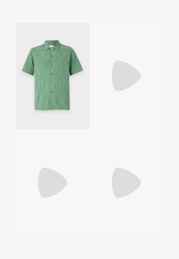 Camicetta verde a maniche corte realizzata in tessuto testurizzato, con chiusura a bottoni frontale di colore marrone e un design di colletto classico.; Pantaloni su misura blu navy, realizzati in tessuto texturizzato, con vita alta, pinces e cinturini laterali regolabili per una vestibilità perfetta.; Mocassino con pannelli in suede beige, rosa chiaro e marrone, accentato da una fibbia in metallo dorato e una suola in gomma nera spessa con motivo a scanalature.; Borsa a spalla in nylon marrone con doppio manico, chiusura con zip e patch logo blu. Texture liscia, design strutturato, interno spazioso.