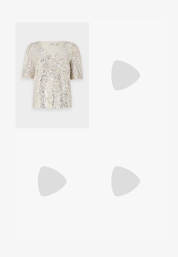 ICHI FAUCA  - Blouse - frosted almond; Pantalons larges noirs en tissu texturé, avec une taille élastique et une ceinture à nouer amovible à la taille pour un ajustement variable.; Sandale à talon ouvert noire avec des brides croisées, une sangle de cheville ajustable et un talon épais, dotée d'une texture en cuir lisse.; Sac à main noir à la forme structurée, texture lisse et fermoir métallique. Associé à un pantalon noir ample et des sandales ouvertes sur un sol en bois.