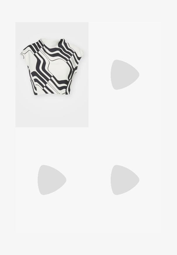 Rövid ujjú crop top könnyű anyagból, fehér alapszínnel, merész fekete hullámvonalakkal és geometrikus formákkal. Simás textúra és modern dizájn.; Fekete, bő szárú nadrág sima anyagból, magas derékkal, elülső redőkkel és letisztult, szabott kialakítással, díszítés nélkül.; Stuart Weitzman STUART - Klasszikus sarkú cipők - black; Barna bőr kézitáska, hajtókás zárással, arany színű fém kiegészítőkkel, vállpánttal és sima felülettel. Kompakt téglalap alakú.