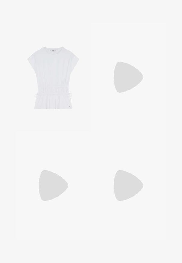 Hvid kortærmet top med samlet elastisk talje, snore-accenter og en glat tekstur. Har en rund halsudskæring og afslappet pasform.; Bershka WIDE - Bukser - black; Bershka Højhælede sandaletter / Højhælede sandaler - black; Sort patenteret læder håndtaske med en buet form, en skulderrem, frontlommer og hardware accenter i sølvfarve.