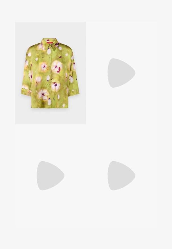 MAX&Co. BEMBO - Košilová halenka  - green; Džíny s širokými nohavicemi ve tmavě modré barvě s kontrastními zelenými švy, designem s pěti kapsami, zapínáním na knoflík a vysokým pasem.; Černé kožené baletní byty s kulatou špičkou, hladkou texturou, minimálními švy a flexibilním designem podrážky.; Hnědá kožená kabelka s klopou, zlatými kovovými detaily, ramenním popruhem a hladkým povrchem. Kompaktní obdélníkový tvar.
