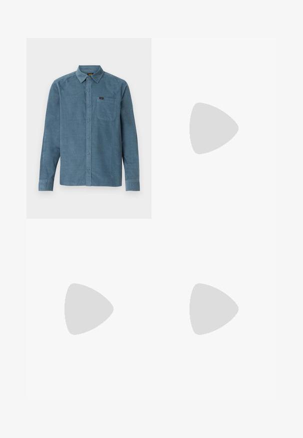 Langarmhemd aus blauer Corduroy, mit einem Button-Down-Kragen, Fronttasche und dezentem Branding auf der Tasche.; Dunkelgraues Baumwoll-T-Shirt mit Rundhalsausschnitt, kurzen Ärmeln und einem kleinen aufgedruckten Logo auf der linken Seite. Klassische Passform mit geradem Saum.; Beige Cargo-Hose aus strapazierfähigem Material, mit lockerer Passform, mehreren Seitentaschen und verstärkten Knien. Flach geschnittenes Design.; Schwarze Leder Schnürschuhe mit runder Spitze, strukturiertem Gummisohle und gelben Nähten um den Rand. Flaches Design und glatte Oberfläche.