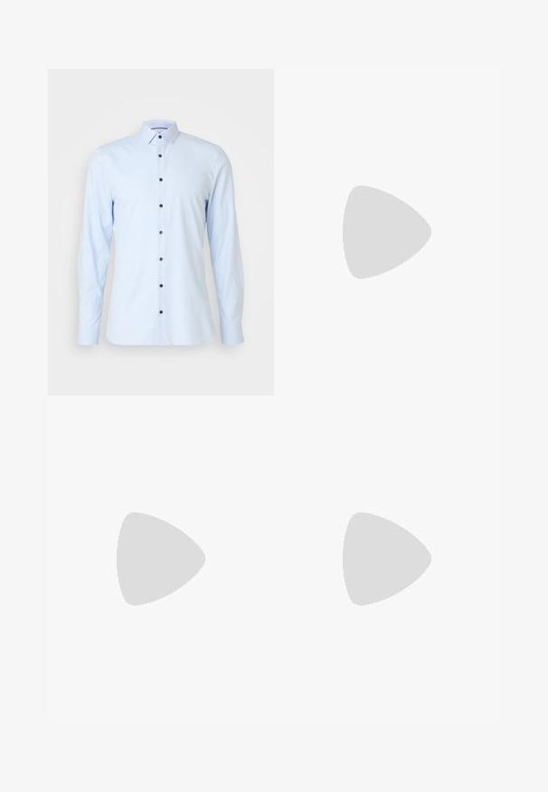 Svetlomodrá košeľa s dlhým rukávom z hladkej tkaniny, s klasickým golierom a tmavomodrými gombíkmi pozdĺž prednej strany.; Svetlošedé denimové nohavice s rovným strihom, piatimi vreckami a zapínaním na gombík. Viditeľné švy pozdĺž švov.; Biele tenisky s hladkým syntetickým zvrškom, okrúhlou špičkou, šiestimi otvormi na šnúrky a nízkoprofilovou gumovou podrážkou s textúrovanými detailmi.; Slnečné okuliare Ray-Ban so zelenými sklami, čiernymi plastovými rámami a zlatými akcentami na okrajoch. Štvorcový tvar s matným povrchom.