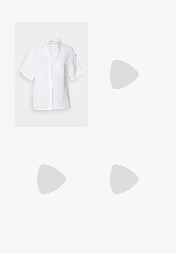 Camisa de linho branca de manga curta com fecho de botões, colarinho e um único bolso no peito. Apresenta um corte descontraído e uma textura subtil.; Calças largas pretas com cintura alta, detalhes em botão na cintura e pregas frontais.; Bota de tornozelo em pele preta com bico arredondado, um salto bloco de altura média e uma aba de puxar na parte de trás. Textura suave, design minimalista.; Bolsa tote de couro castanho com uma textura suave, design de abertura superior e duas alças para o ombro. Apresenta costura mínima e sem hardware visível.