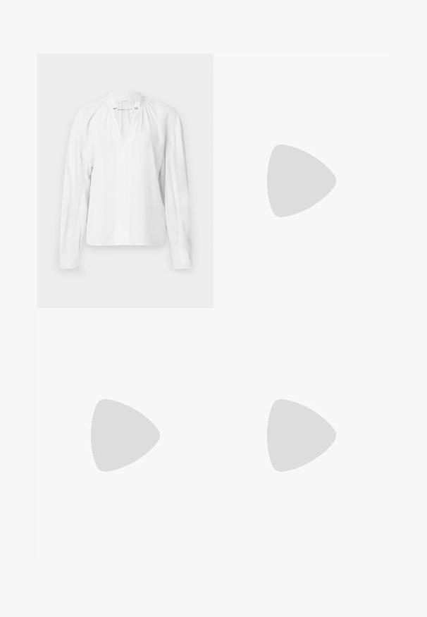 Blusa bianca a maniche lunghe con scollo a V, dettaglio arricciato all'escursione e tessuto morbido e leggero. Design semplice e minimalista.; Pantaloni neri a gamba larga con un design sartorial, caratterizzati da una texture liscia e pieghe sottili sul davanti. Nessuna attrezzatura visibile o motivi.; Decolleté in pelle nera con punteggiatura e tacco quadrato spesso. Texture liscia, design semplice, adatto per ambienti formali.; Borsa a spalla in pelle nera con forma curva, chiusura con zip e tracolla regolabile. Presenta il logo del marchio impresso sulla parte anteriore.