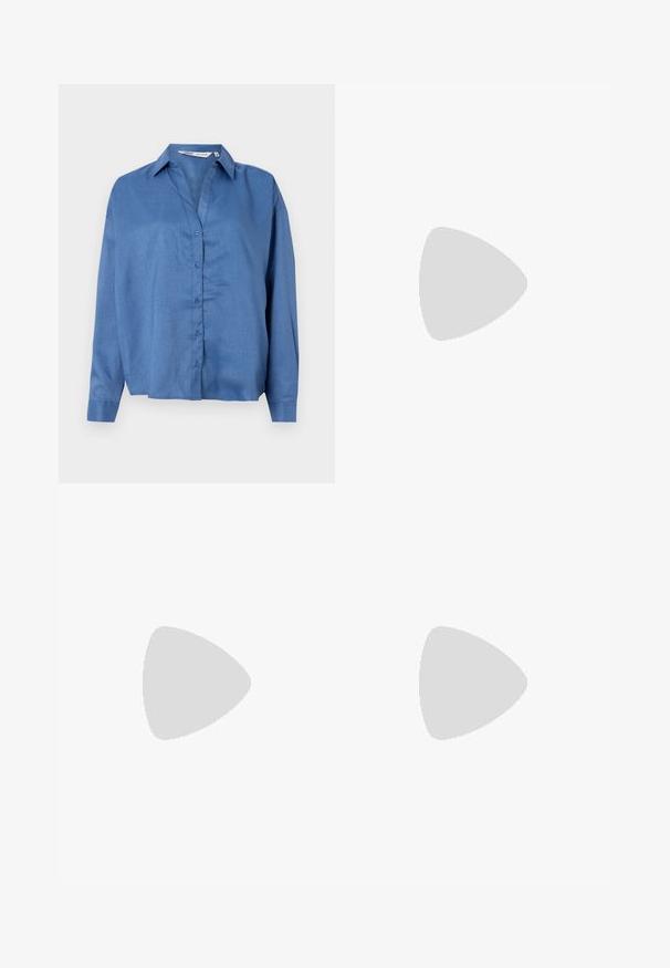 Ljusblå skjorta med knappar, krage, långa ärmar och en avslappnad passform. Tillverkad av ett mjukt tyg med subtil textur.; Svarta vida byxor i ett mjukt tyg, med hög midja, framfickor och sidofickor. Enkel design utan utsmyckningar.; Svarta lackerade högklackade sandaler med två spännband, fyrkantig tå och en tjock klack, med en slät och glansig yta.; Brun läder crossbody-väska med en böjd form, gyllene detaljer och en spänneaccent. Har en avtagbar axelrem.