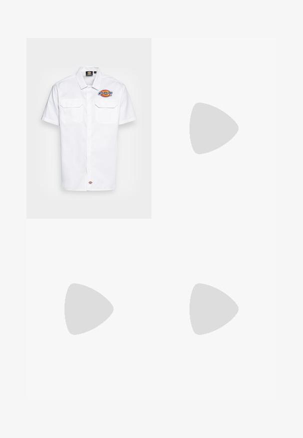 Witte korte mouwen overhemden met twee borstzakken. Bevat een "Dickies" geborduurd logo in kleur aan de linkerkant. Glad, eenvoudig stof.; Lichtblauwe denim jeans met een recht model, voorzien van een middelhoge taille, vijf zakken en een knoop- en ritssluiting.; Zwarte leren loafers met een franjesaccent, voorzien van een dikke zwarte zool en gele stiksels langs de rand. Gevoelige afwerking.; Driedelige zilveren metalen halsketting met slanke, flexibele kettingen met een lichte glans, beveiligd met een karabijnhaak en een verstelbare ketting.