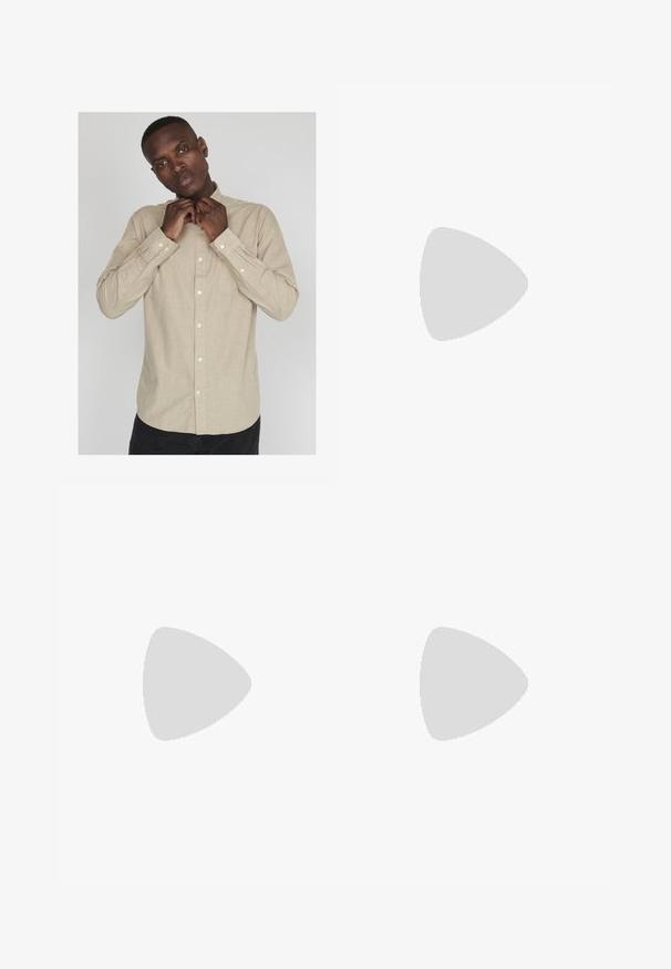 Camicia button-up beige chiaro con maniche lunghe, colletto e una texture sottile; presenta una tasca sul lato sinistro e bottoni bianchi.; Jeans in denim nero con design a gamba dritta, cinque tasche e cuciture color rame. Tessuto liscio, chiusura a bottone classica in vita.; Mocassini in pelle nera con finitura liscia, caratterizzati da una punta tonda e una fascia stretta sulla parte superiore. Tacco basso impilato.; Occhiali da sole neri rettangolari con lenti verdi, montatura lucida, hardware metallico e accento con logo dorato sulla tempia.