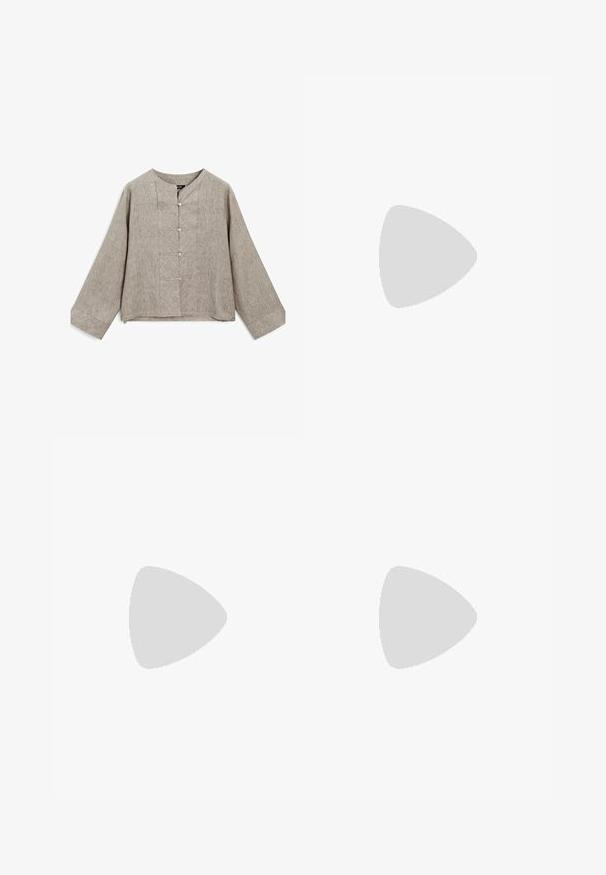 Lichtgrijze linnen blouse met een ronde halslijn, lange mouwen en een knoopsluiting aan de voorkant met vijf knopen en subtiele textuurvariaties.; Lichtblauwe spijkerbroek met een rechte snit, vijf zakken en een knoopsluiting. Heeft subtiele vervaging en oranje stikselaccenten.; Bruin suède instapper met een lage hak, een verstelbare band met een zilveren gesp en een zwarte rubberen zool.; Brune suède schoudertas met een zachte textuur, gebogen vorm en een enkele schouderband. Voorzien van een ritsluiting en een naadloos ontwerp.