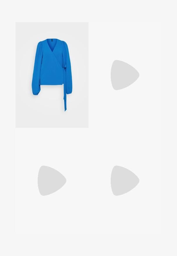 Blauw wikkeltop met lange puffmouwen, v-hals, strikdetail in de taille, textuurstof en een relaxed fit.; Zwarte rok met een getailleerd ontwerp, voorzien van een doorschijnende volantdetail dat asymmetrisch van de taille naar de zoom valt. Gladde textuur.; Zwarte leren instapmuile met een strikaccent, open teen en een slanke hoge hak. Gladde textuur en minimalistisch ontwerp.; Zwarte zonnebril met bruin getinte lenzen; rechthoekige vorm met een dikke rand, inclusief subtiele hardware accenten op de veertjes.; Zwarte leren handtas met een geplooid ontwerp, korte ronde handvatten en een afneembare schouderriem. Glad oppervlak met een zachte silhouet.