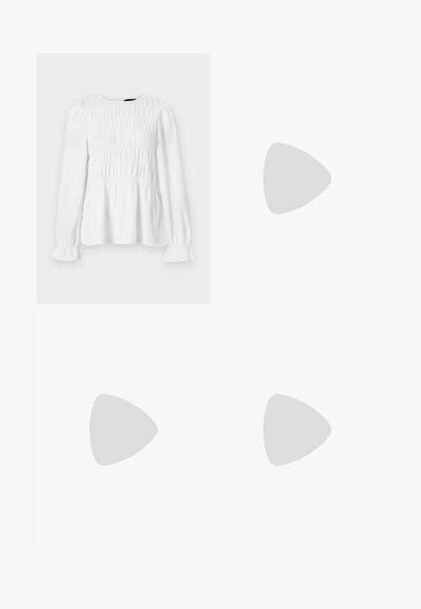 Top bianco a maniche lunghe con texture arricciata, scollatura rotonda e polsini arricciati. Tessuto leggero con una vestibilità leggermente ampia.; Jeans in denim neri a vita alta con un taglio a gamba larga, design a cinque tasche e cuciture visibili. Il tessuto ha una finitura liscia e leggermente tessurizzata.; Sandali neri con piattaforma, suole chunky e tassellate, dotati di molteplici cinturini, con fibbie in metallo e un texture simile alla pelle liscia.; Borsa a tracolla nera in pelle con una forma curva, manico rimovibile e accessori dorati. La borsa presenta una patta con un dettaglio a fibbia.