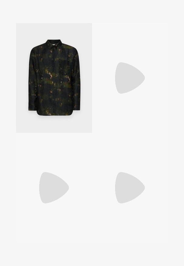 Cămașă cu mânecă lungă, cu nasturi, de culoare verde închis, cu un model texturat ce conține nuanțe de roșu și roz, și un buzunar pe piept. Nasturi negri.; Filippa K TERRY CROPPED TROUSERS - Pantaloni - sage melange; Sneakers din piele albă cu un finisaj neted, vârf rotund, șireturi plate și o talpă texturată. Prezintă un logo subtil pe călcâi.; Ochelari de soare negri rotunzi cu lentile întunecate și brațe metalice subțiri. Include vârfuri transparente pentru brate și accente argintii la balama. Design minimalist.