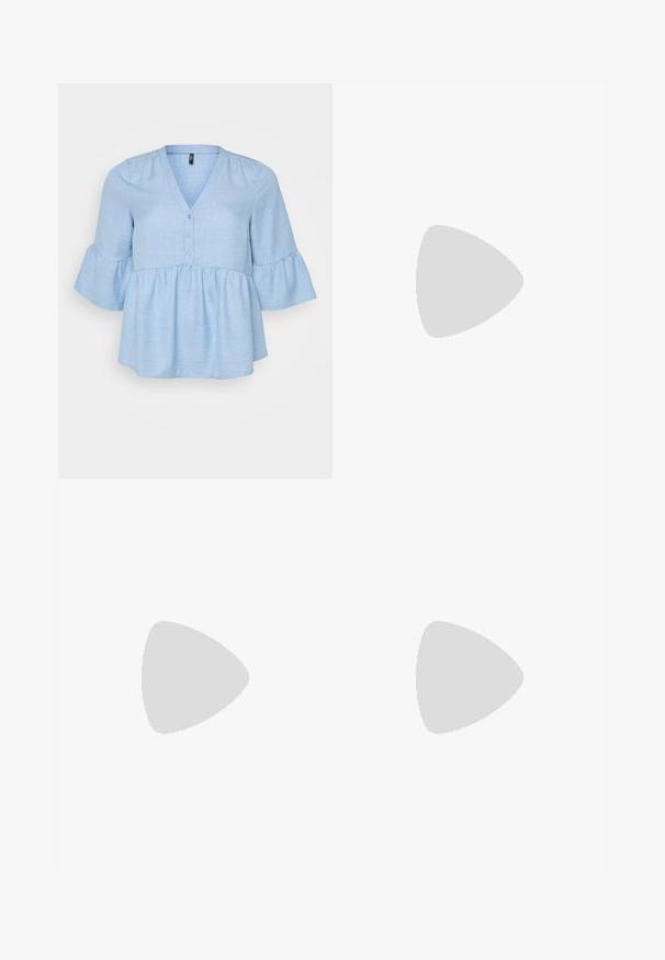 Top din țesătură împletită, de culoare albastru deschis, cu decolteu în V, detalii cu nasturi și mâneci evazate la trei sferturi. Baza peplum evazată adaugă volum.; Pantaloni negrii evazați dintr-un material elastic, având un talie înaltă și o textură netedă. Pantalonii se lărgesc de la genunchi.; Sneakers negre înalte din pânză, cu tălpi și șireturi albe din cauciuc. Prezintă un logo circular pe lateral și cusături albe în contrast.; Ochelari de soare de mari dimensiuni, negri, cu un design geometric, lentile rectangulare și finisaj lucios. Fără branding vizibil pe față.