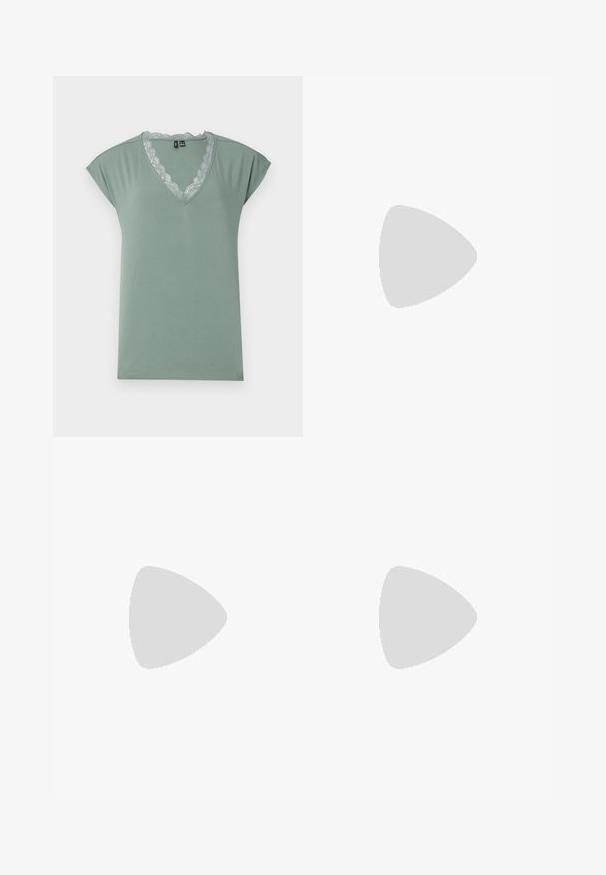 Ljusgrön V-ringad T-shirt i mjukt tyg med spetsdetalj längs halsringningen, med korta raglanärmar och en avspänd passform.; Högmidjade, vida byxor i mörkgrått tyg med en slät textur. Har inga synliga fickor eller dekorationer.; Svarta mockaskor med klack och en tunn ankelrem, öppen tå-design och en modest blockklack. Slät textur och minimala accenter.; Svart lädertoffelväska med slät textur, rektangulär form och två långa handtag. Ingen synlig hårdvara eller dekorationer.