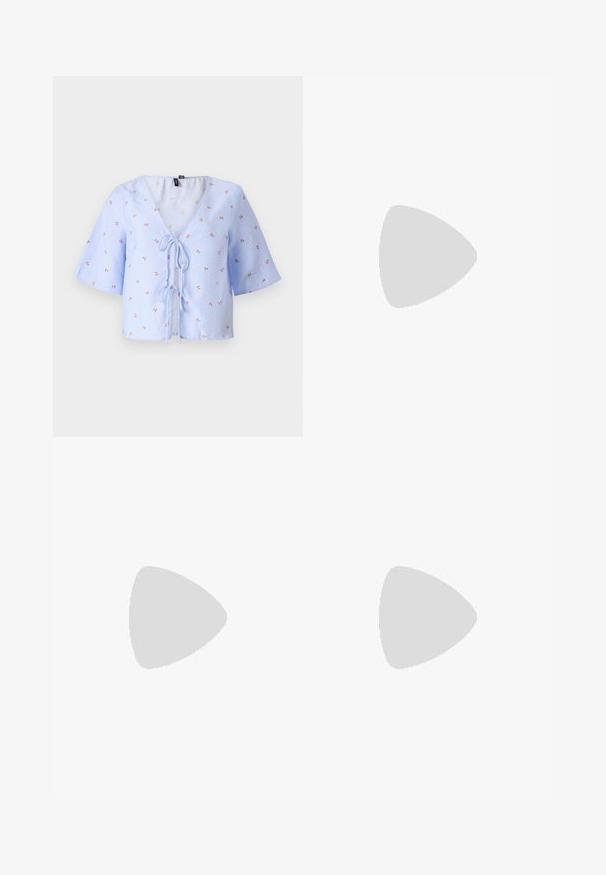 Blå og hvit stripete cropped bluse med vide ermer, v-hals og snor foran. Har små blomsterbroderier i rødt og grønt.; Svarte flagrende jeans laget av denim. Har knappelukking, fem lommer og en glatt tekstur. Den flagrende buksebenet begynner under kneet.; Svart høyglans sandaler med hæl, firkantet tå, ankelremmer og sølvspenner. Har en kraftig blokkhæl for stabilitet.; Svart lær tote bag med glatt tekstur, rektangulær form og to lange håndtak. Ingen synlige deler eller dekorasjoner.