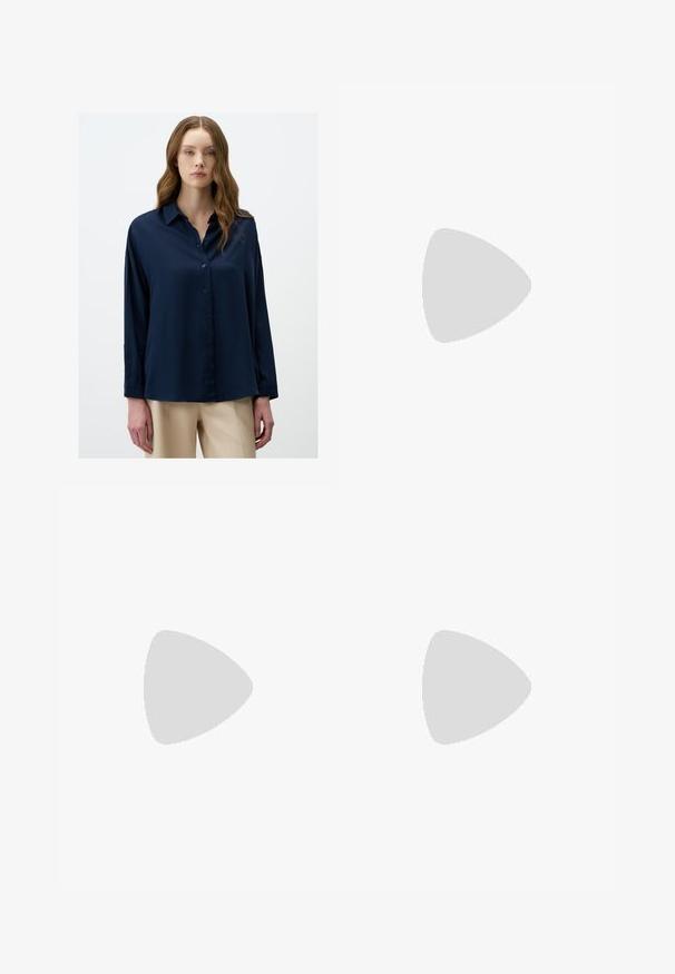 Marineblaues Button-Up-Hemd mit Kragen, langen Ärmeln und einem glatten, glänzenden Stoff. Hat eine entspannte Passform und ein minimalistisches Design.; Schwarze weite Hosen mit hoher Taille, Knopfdetails am Bund und vorderen Falten.; Schwarze Lederpumps mit spitzem Zehenbereich und niedrigem Blockabsatz. Mit einem Knöchelriemen und einer goldfarbenen Schnalle. Glatte Textur.; Schwarze Leder-Shopper-Tasche mit zwei langen Griffen, einer glatten Textur und einer strukturierten Form. Verfügt über eine Vordertasche für zusätzlichen Stauraum.