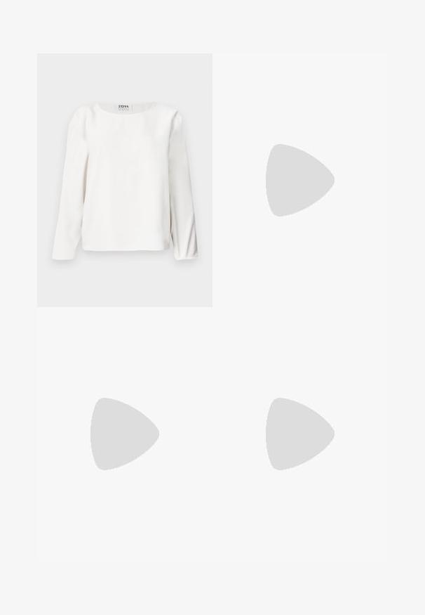 DRYKORN NIALINI - Bluse - ecru; Lys beige bukser laget av et glatt stoff, med rette ben, flat front, beltehemper og sidelommer.; Sorte lærhøye hæler med spiss tå og glatt tekstur, med en slank hæl og minimalistisk design.; Beige lærveske med en strukturert, trekantet form, som har et sølvfarget kjedehåndtak og en skrifttype-logo i metall.