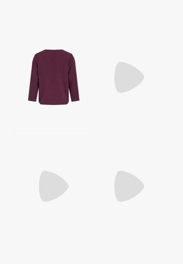 Top de manga larga morado profundo con escote redondeado, textura suave y corte holgado. Presenta un corte recto con aberturas en los laterales del dobladillo.; ONLY ONLNOVA LIFE ELITE LESLI PANT  - Pantalones - black; Sandalia de piel beige con tiras entrelazadas, tacón bajo y acentos negros. Textura suave y diseño minimalista.; Bolso de piel negra con forma curva, correa desmontable y herrajes dorados. El bolso cuenta con una solapa con un detalle de hebilla.