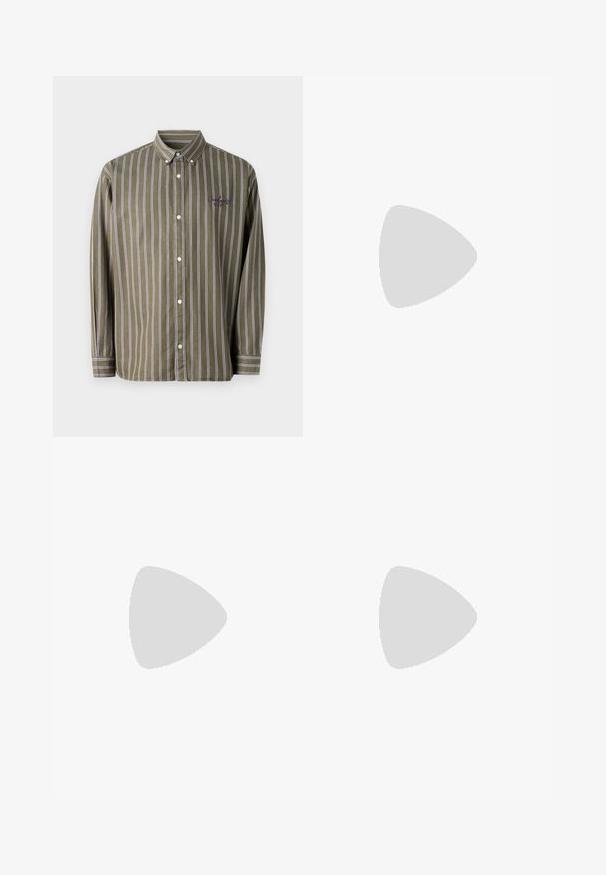 Carhartt WIP SIGNATURE SHIRT - Skjorta - office green/aura stone washed; Ljust blå denimjeans med hög midja och avspänd passform, med två framfickor, en bakficka och knappstängning.; Svarta och grå mockaskor med vita detaljer och gummisulor, bära på beige byxor medan man stiger upp för metalltrappor.; Svart tvärs över kroppen-väska med ett dragkedjefack, rektangulär form, tillverkad av tyg, med en logotypapplikation på framsidan, justerbar axelrem.