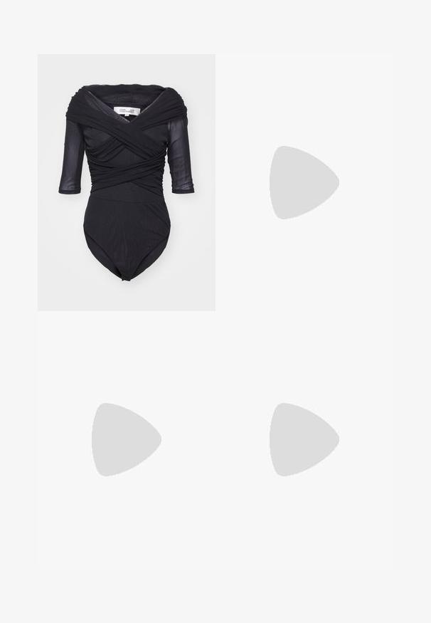 Diane von Furstenberg ALEX - Bluse - black; Sorte vide benbukser med høj talje, der har læg og en glat tekstur. Stoffet virker let og falder elegant.; Sorte lædersandaler med guldspænde detaljer, der har flere stropper og et fladt såldesign til åbne tåer.; Sort læderhandtaske med en rund form, bred rem og textured finish. Har en subtil sømdetalje og en hardware i gyldent tone.