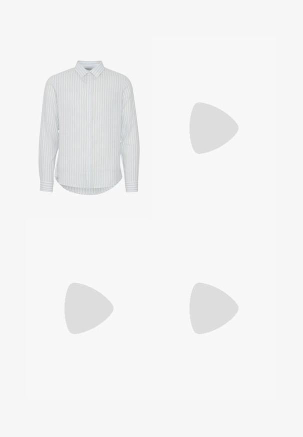 Svijetloplava i bijela prugasta košulja dugih rukava s kragnom na dugmad i zaobljenim rubom. Izrađena od laganog materijala.; Crne hlače ravnog kroja, sa plitkim nabranim detaljima sprijeda, zatvaranjem na gumb i glatkom teksturom tkanine.; Crne trkačke tenisice izrađene od kombinacije mrežastih i sintetičkih materijala, s debelim potplatom, zakrivljenim dizajnom i istaknutim brendom sa strane.; Siva zamšasta torbica preko struka sa zaobljenim oblikom, dva zip zatvorena odjeljka i podesivim remenom. Sadrži metalne naglaske.