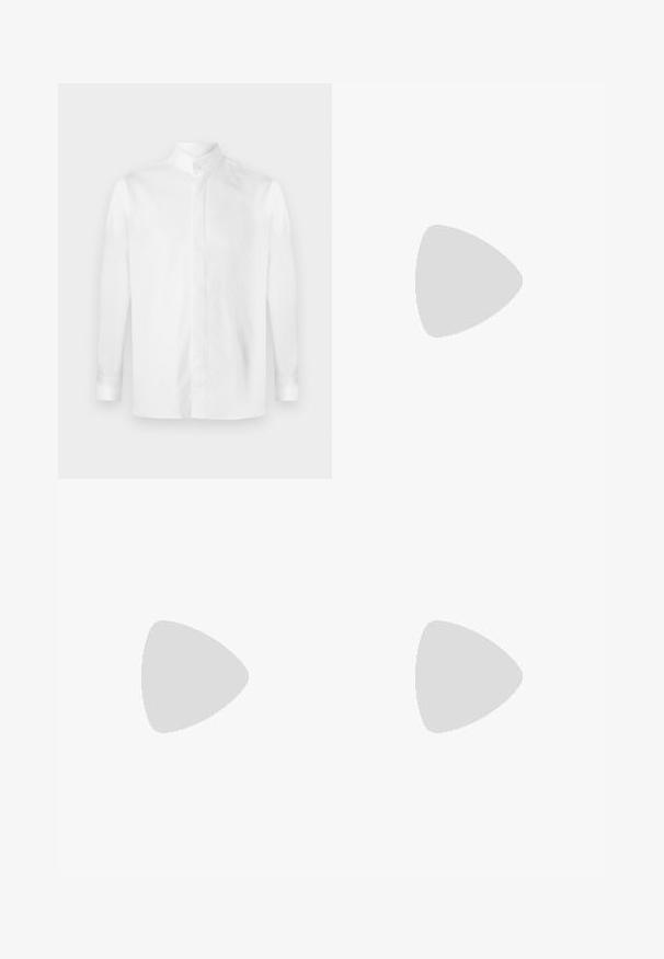 Λευκό μακρυμάνικο πουκάμισο από λεία βαμβακερή ύφανση, με γιακά σταντ, μπροστινό κλείσιμο με κουμπιά και με κουμπωτούς καρπούς. Ομοιόμορφη υφή, χωρίς σχέδια.; Λευκό βαμβ�ακερό πουκάμισο μακρυμάνικο με στρογγυλή λαιμόκοψη, πλαϊνές σχισμές στο κάτω μέρος και λεία υφή, εμφανιζόμενο από πίσω.; Ανοιχτό μπλε τζιν παντελόνι με ευθεία γραμμή, πέντε τσέπες, κλείσιμο με κουμπί, ελάχιστη φθορά και αντίθετες ραφές.; Λευκό αθλητικό παπούτσι με άνω μέρος από λείο δέρμα και χαμηλό προφίλ. Διαθέτει στρογγυλεμένη μύτη, έξι τρυπούλες και υφασμένη καουτσούκ σόλα.