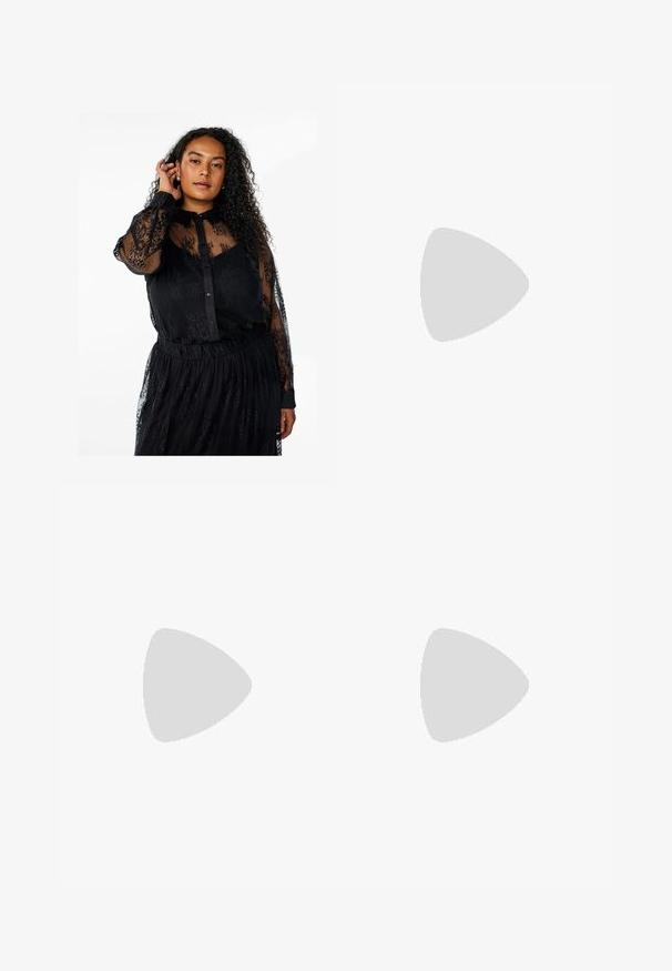 Blouse en dentelle noire avec des manches longues transparentes, fermeture à boutons à l'avant et un motif floral texturé. Coupe ample et détail de taille froncé.; Bershka WIDE-LEG - Wide Leg - black; Bershka Sandales à talons hauts - black; Sac à main en cuir verni noir avec une forme incurvée, une bandoulière, des poches avant et des accents en métal argenté.