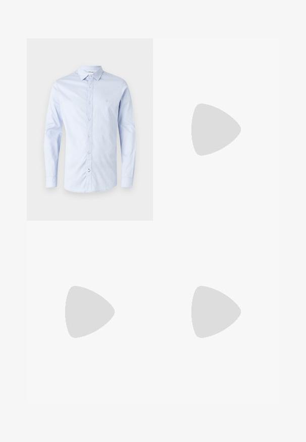 Hellblaues Langarmhemd mit Knopfleiste aus Baumwolle, mit klassischem Kragen, vorderen Knöpfen und einem subtilen Logo auf der Brust.; Marineblaue Hose aus glattem Stoff, mit einem einzigen Knopfverschluss, Falten und geraden Beinen. Minimalistisches Design ohne auffällige Muster.; Braune Lederloafer mit runder Zehenpartie, dekorativer Naht und schwarzer Gummisohle. Glatte Textur und minimale Designmerkmale.; Braune Leder-Umhängetasche mit einer flachen Vorderklappe, zwei Riemen, goldenen Hardware-Akzenten und einem verstellbaren Schultergurt.