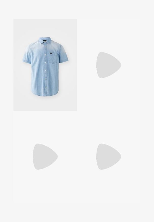 Chemise en denim légère à manches courtes, fermeture à boutons sur le devant, poche poitrine unique et col, avec une texture douce et lisse.; Pantalons cargo en vert olive, en coton, avec une coupe large, des plis et des poches latérales pour plus de praticité.; Baskets en daim noir avec des lacets blancs, arborant une bande latérale blanche bien prononcée et une semelle en caoutchouc noir, mettant en avant des détails de surpiqûres contrastées.; Lunettes de soleil noires avec une monture rectangulaire, des verres gris foncé et une finition en plastique lisse. Accent de logo remarquable sur le côté.