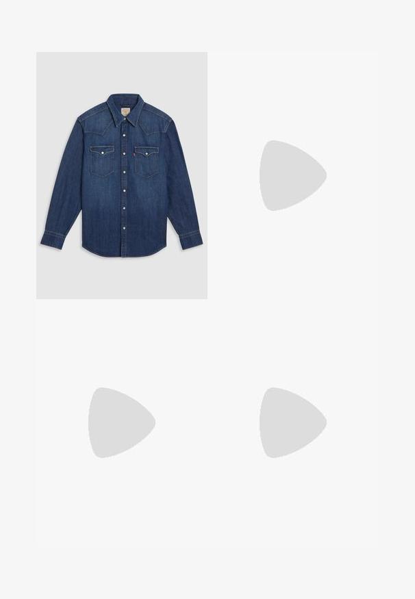 Tummansininen farkkupaita pitkillä hihoilla, terävällä kauluksella, valkoisilla nepparilla ja kahdella rintataskulla. Sisältää ommeltua olkatietoa.; Valkoinen puuvillainen t-paita, jossa on lyhyet hihat, pyöreä pääntie ja etupuolella vaalealla värillä painettu hillitty "Levi's"-logo.; Tummansinisiä farkkuja, joissa on suora leikkaus, viisi taskua, kontrastiväriset oranssit tikkaukset ja napitus. Ei näkyviä kuvioita tai koristeita.; Musta nahkakenkä, jossa on pyöreä varvas, nauhakiinnitys ja matala tukipohja. Tasainen pinta, jossa on minimaalinen ommeltu yksityiskohta.