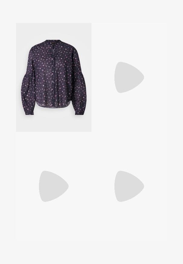 BOSS BERDAY - Blusa - dark blue; Pantalones negros ajustados con un diseño de pierna recta, que presentan una textura suave y pliegues nítidos en el frente. Sin herrajes visibles.; Sandalia de tacón negro de cuero con correa en el tobillo ajustable, diseño de punta abierta y tacón cuadrado. Textura suave, estilo minimalista.; Bolso de mano de cuero negro con un diseño estructurado, que presenta una forma recortada, asa superior y acentos en dorado. Correa de hombro ajustable incluida.