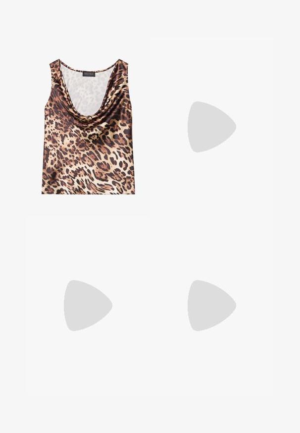 Leopardmønster uten ermer topp, drapert nakke, silkeaktig tekstur, brun og beige fargepalett, med kraftige sorte flekker og glatt overflate.; Svart vide bukser med teksturert stoff, elastisk midje og avtagbart belte som gir justerbar passform.; Sorte skinnpumper med spiss tå og lav blokkhelt. Har ankelrem med gullfarget spenne. Glatt tekstur.; Svart håndveske med strukturert form, jevn tekstur og metallisk lås. Kombinert med brede svarte bukser og sandaler med åpen tå på tregulv.