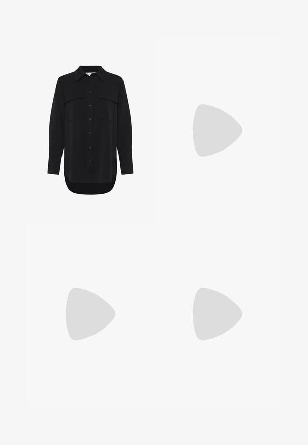 My Essential Wardrobe SILLE HACE - Gombos blúz - black; Bershka WIDE - Nadrágok - black; Bershka Magas sarkú szandálok - black; Fekete macska-szem napszemüveg szürke árnyalatú lencsékkel. Műanyag keret éles élű és sima, fényes felülettel rendelkezik.