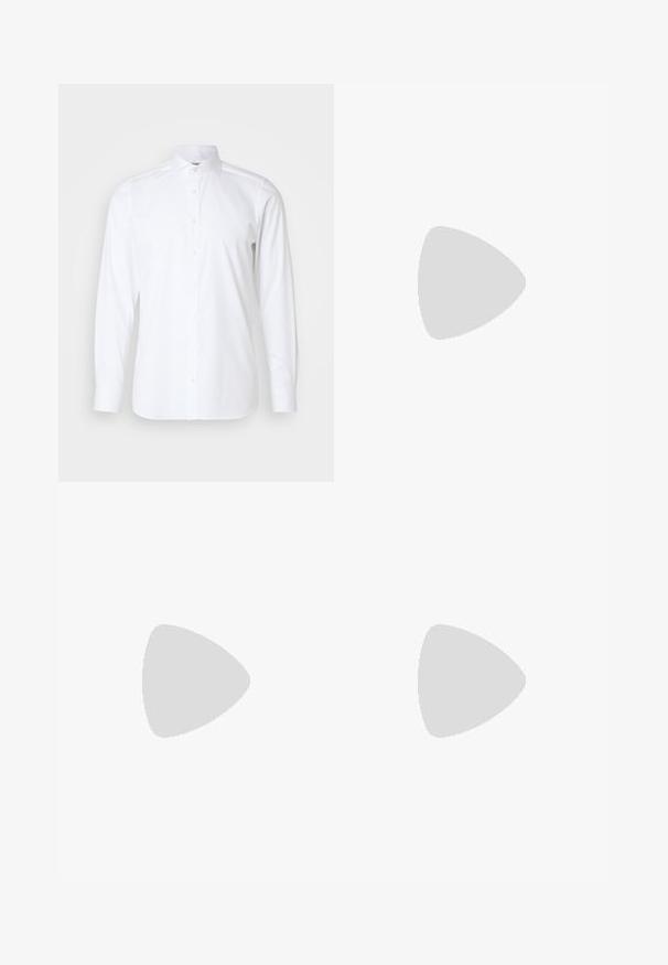 Camicia bianca a maniche lunghe realizzata in tessuto liscio, con colletto classico, pattino con bottoni e vestibilità su misura. Senza fantasie né accenti.; Pantaloni cargo khaki con elastico in vita e cordino, dotati di tasche laterali e caviglie cuffiate. Realizzati in un materiale leggero e testurizzato.; Sneakers in pelle bianca con perforazioni, punta rotonda, suola piatta e lacci spessi, con logo swoosh visibile e "AIR" sul tallone.; Occhiali da sole rotondi con una sottile montatura in metallo nero, lenti scure e naselli regolabili. Le stanghette presentano un discreto dettaglio del marchio.