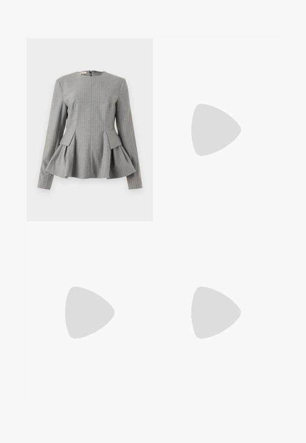 Top peplum grigio con strisce bianche verticali, design strutturato, scollatura tonda, maniche lunghe e chiusura con zip sul retro. Tessuto testurizzato.; Pantaloni a righe blu scuro con vita alta, design a gamba larga e senza hardware o decorazioni visibili. Tessuto liscio e vestibilità sartoriale.; Scarpa nera con punta a punta alta in pelle di coccodrillo, caratterizzata da un design elegante, alto tacco a spillo e interno nero liscio.; Clutch in pelle beige plissettata con una struttura in metallo argento, dotata di due chiusure decorative rotonde e una tracolla in catena argentata.