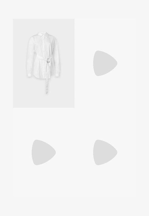 Vit skjorta med lång ärm, midja med bälte som har en metallring, skräddarsydd passform och en mjuk bomullstextil.; Beiga vida byxor i bomullsmix. Har en slät yta, elastisk midja och en sidoknappdetalj.; Beige mockasinhög klack med spetsig tå och en kraftig blockklack. Materialet har en mjuk textur med en slät yta.; COACH BROOKLYN SHOULDER BAG 23 - Handväska - maple