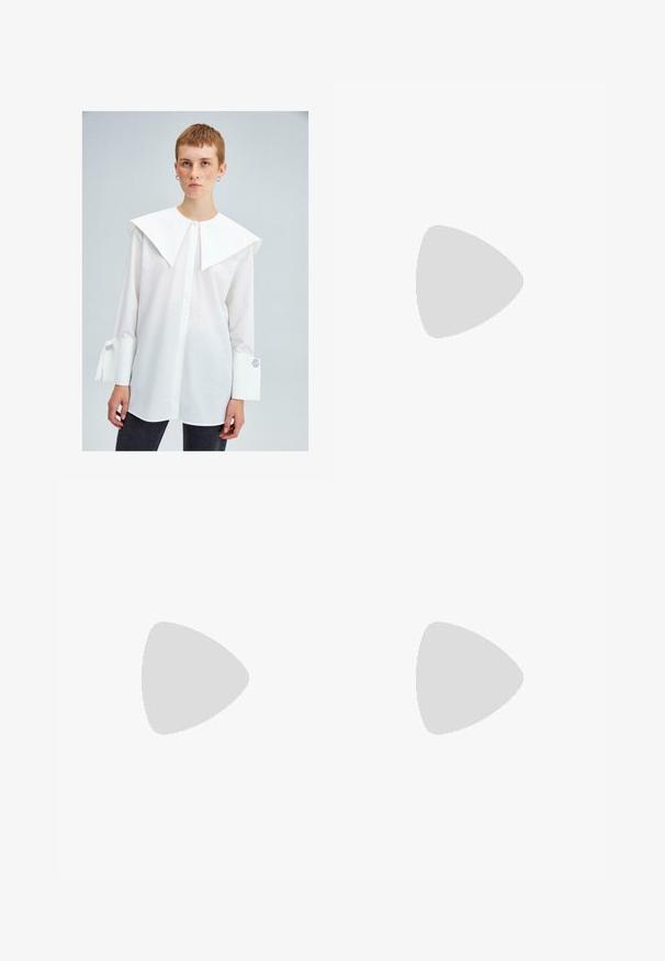 Touché Privé WIDE NECK POPLIN   - Skjortebluser - ecru; Sorte bukser med lige pasform, der har frontlommer og slidser i kanten. Lavet af blødt, glat stof. Velegnet til forskellige anledninger.; Sorte patenterede hælsandaler med firkantet tå, ankelremme og sølvspænder. Har en chunky blokHæl for stabilitet.; Sort læderhåndtaske med en buet form, aftagelig rem og guldfinish. Tasken har en klap med en spænde detalje.