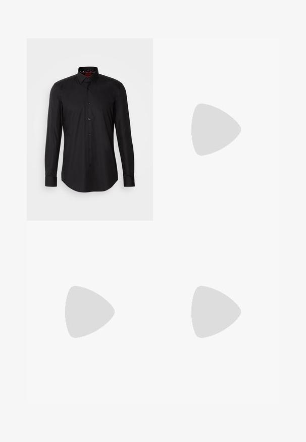 Zwart langarm overhemd gemaakt van een soepele stof. Heeft een button-down kraag, knopen aan de voorkant en ronde manchetten met subtiele details.; Marineblauwe op maat gemaakte broeken van lichtgewicht stof. Heeft een platte voorkant, rechte pijpen en zijzakken met een nette afwerking.; Zwarte leren instapper met een ronde neus, subtiele stikdetails en een lage hak, met een gladde textuur en een minimalistisch ontwerp.; Blauwe rechthoekige zonnebril met donkere lenzen, matte marineblauwe montuur, logo-detail op de slaap, rechte pootjes en een solide, gladde textuur.