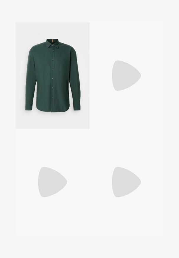 Mørkegrønn skjorte med lange ermer laget av bomull, med krage som kan kneppes ned, frontknapper og en subtil merkevarelogo på brystet.; Beige bukser laget av et glatt stoff, med rett ben-design, frontknapp-lukking og subtile bretter langs fronten.; Hvite lær sneakers med beige semsket detaljer, som har rund tå, snøring foran og tan gummisåle, med merkevarenavnet "BOSS."; Brun lær duffelbag med glidelås, doble håndtak, justerbar skulderreim og synlige teksturmønstre på overflaten.