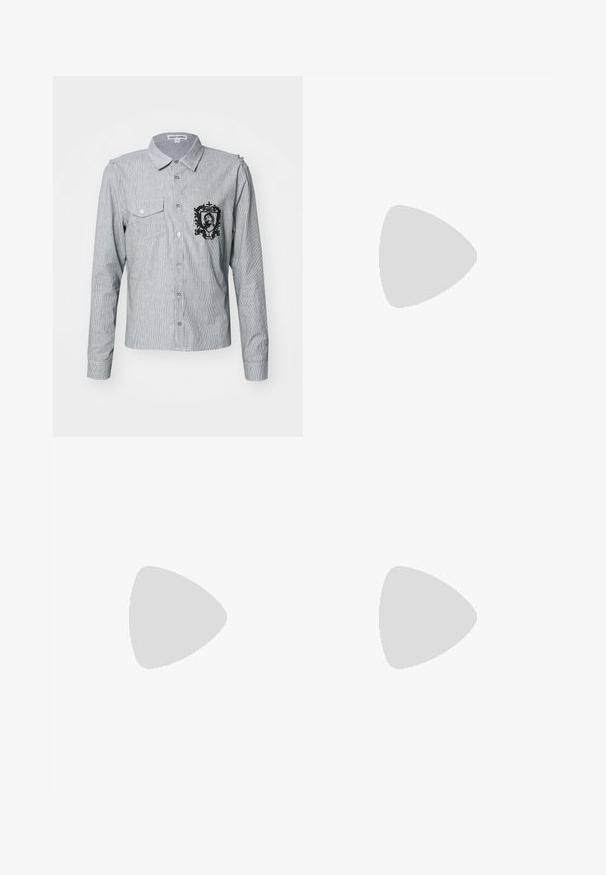 Gestreepte grijze button-up shirt, met een borstzak en een zwart geborduurd embleemontwerp aan de linkerkant. Lange mouwen.; Lichtblauwe denim jeans met een relaxte pasvorm, recht model, vijf zakken en subtiele vervaging in de stof.; Lichtbeige loafers met een spitse neus, glad materiaal, een band over de wreef en een lage bruine zool. Eenvoudig ontwerp met minimale accenten.; Bershka RECTANGULAR - Zonnebril - black