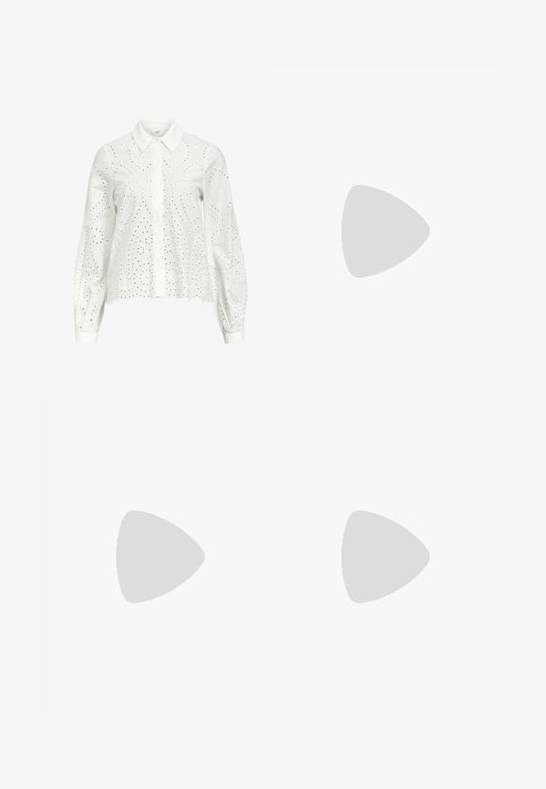 Hvit langermet skjorte med krage, prydet med broderte øyer i et paisley-mønster og knappeåpninger foran.; Vide benbukser i sort denim med glidelås i front, fem-lomme design og subtile sømdetaljer. Glatt tekstur og avslappet stil.; Svarte ankelstøvler laget av glatt lær, med glidelås på siden, chunky strukturert hæl, og rund tå-design.; Svart lærveske med en buet form, avtagbar stropp og gullbeslag. Vesken har et klaff med spenne-detall.