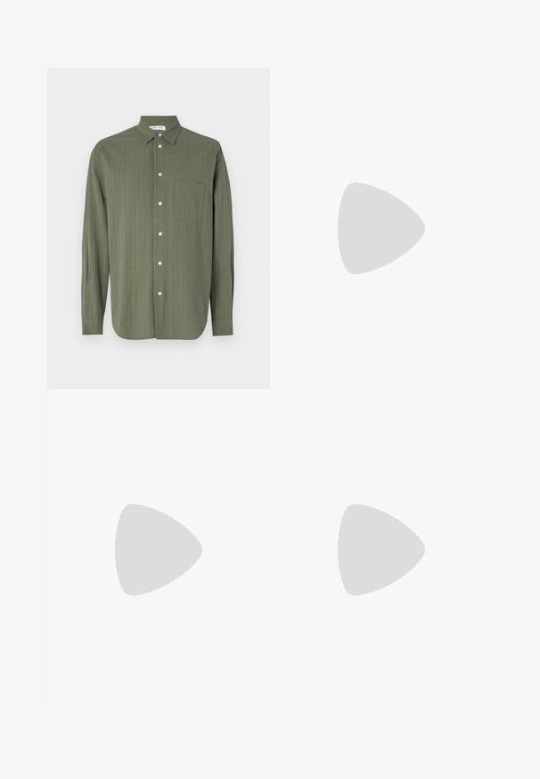 Hosszú ujjú ing olíva zöld színben, texturált anyagból, gombos elülső rész, egyetlen mellzseb és klasszikus gallér.; Fekete farmernadrág egyenes szárú kialakítással, gombos záródással, öt zsebes stílussal és diszkrét varrási részletekkel.; Fekete bőrcipő, lekerekített orral, varrott mintázattal, kis elülső pánttal, fém részletekkel és lapos gumitalppal.; Sötét tengerészkék bőr aktatáska, dupla felső fogantyúval és levehető pánttal. Texturált felülettel, függőleges varrással és logó részlettel rendelkezik.