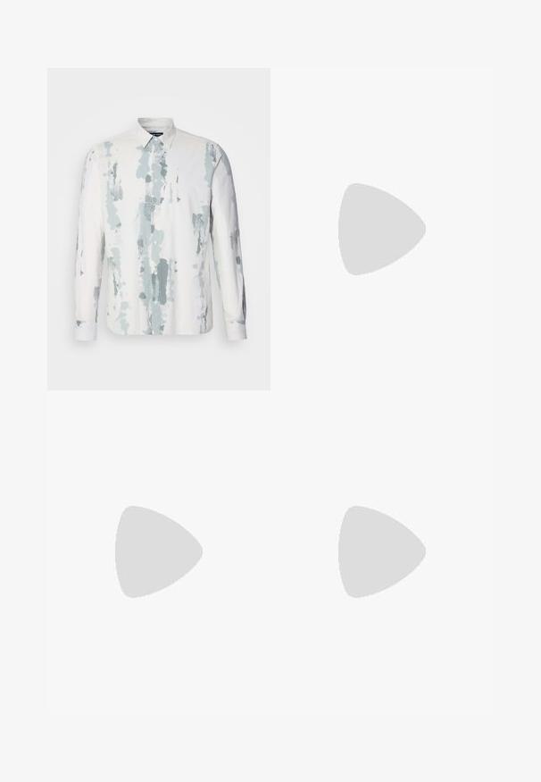 Bela srajca z dolgimi rokavi z modrim abstraktnim vzorcem, s kragnjo na gumbe in gumbi spredaj, izdelana iz lahkega materiala.; Oprijete jeans hlače iz izbledele sive denima, z obrabljenimi detajli na kolenih, v kombinaciji z belimi športnimi copati. Gladka tekstura, oblikovan slim fit dizajn.; Bela usnjena športna obutev s perforacijami, okroglo konico, ravnim podplatom in debelimi vezalkami, z vidnim logotipom smoosh in napisom "AIR" na peti.; Srebrna nerjaveča jeklena ura z modrim številčnico, kovinskimi kazalci ter oknom za datum na 3. uri. Vodoodporna do 50 metrov.