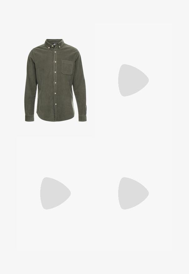 Olijfgroene corduroy overhemd met lange mouwen, button-down kraag, voorkeurszak en knoopsluiting aan de voorkant. Getextureerde stof met verticale strepen.; Lichtblauwe denim shorts met een losse pasvorm, voorzien van twee achterzakken en zichtbare stiksels. De stof heeft een zachte, gladde textuur.; Grijze en beige sport schoen met mesh panelen, gestippeld textuur en zilveren accenten. Heeft een gevoerde zool en vetersluiting.; Zwarte rechthoekige zonnebril met donkere lenzen, een matte afwerking en logo-detail op de sluiting. Het ontwerp heeft rechte randen en dikke monturen.