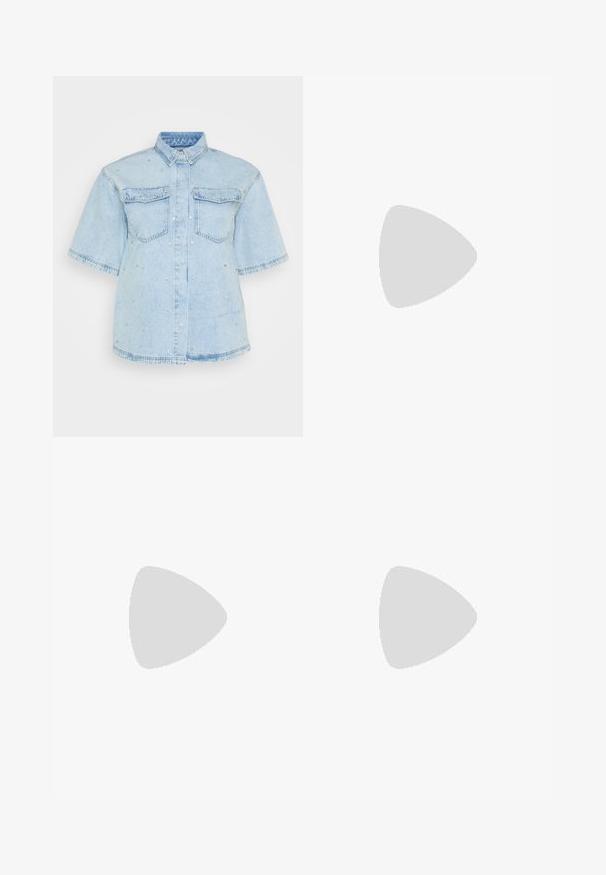 Lys blå denimskjorte med korte ermer, som har to frontlommer og er dekorert med små sølvnitter over hele.; Svarte falske skinnbukser med rett snitt, med beltehemper, frontlommer, og glidelås med knappelukking. Glatt tekstur.; Svarte patent lær slingback hæler med spiss tå og en liten blokkheel, med en sølvspenne som detalj på stroppen.; Svart lærveske med en buet form, avtagbar stropp og gullbeslag. Vesken har et klaff med spenne-detall.