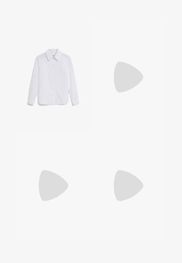 Witte button-up shirt van glad katoen, met een klassieke kraag, lange mouwen en manchetten met één knop. Geen patronen of accenten.; Zwarte t-shirt met korte mouwen van gladde katoenstof. Heeft een ronde halslijn en een klein label aan de onderkant met de tekst "ARMEDANGELS".; Wijd uitlopende broeken van witte stof, met een enkele zwarte knop bij de taille, twee frontzakken en een gladde, strakke textuur.; Zwarte flip-flop sandaal met een platte zool, zwarte textuur inlegzool, gladde bandjes en een kleine gouden accent bij de teenpost.
