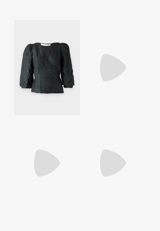 Czarna bluzka z fakturowym kwiatowym wzorem, zapinana w stylu kopertowym, z bufiastymi rękawami. Wykonana z błyszczącego materiału z dodatkami w ciemnym odcieniu morskim.; Jasnoniebieskie dżinsy w kształcie dzwonów, wykonane z denimu, z wysokim stanem, pięcioma kieszeniami i delikatnym gradientowym blaknięciem w kierunku dołu nogawki.; Brązowe skórzane kowbojki z noskiem w kształcie migdała i blokowym obcasem, z detalicznym przeszyciem i podniesionymi akcentami na cholewce.; Czarna skórzana torebka kopertowa z klapką i detalem w postaci złotej metalowej klamry. Zawiera czarny pasek oraz elegancki, minimalistyczny design.; Srebrne kolczyki w kształcie obręczy z skręconym wzorem, z polerowanym wykończeniem i zapięciem na sztyft. Mają średnicę około 3 cm.